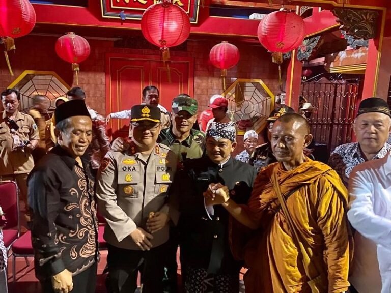 Menginap di Klenteng Hok Tik Bio Ambarawa, Rombongan Biksu Thudong Pagi Ini Berangkat ke Magelang