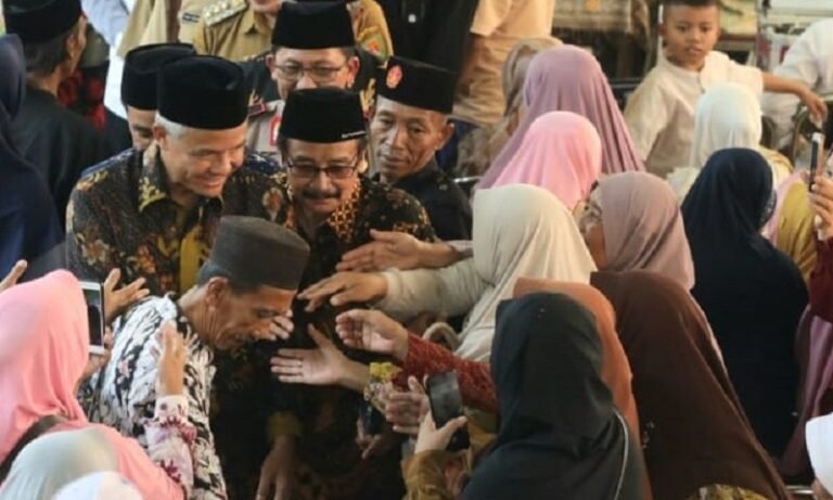 Ganjar Hadiri Haul Kiai Dalhar Watucongol, Jemaah Lansia Merapat