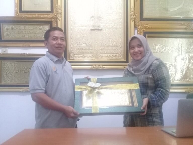 Diminati, Hampers Kerajinan Kaligrafi Kuningan Syekh Puji