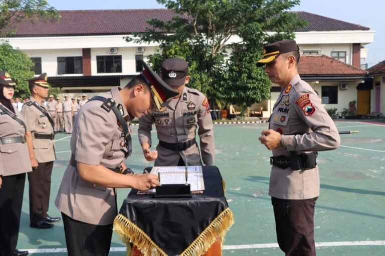 Polres Karanganyar Mutasi Sejumlah Pejabat Utama, Kabagops Baru Diminta Bersiap Hadapi Pemilu