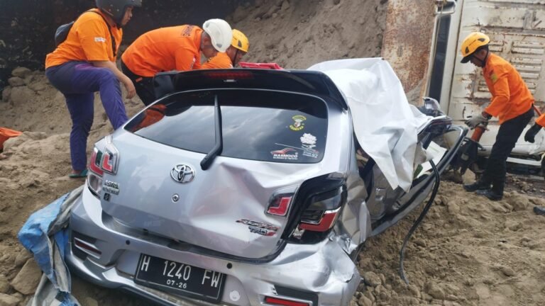 Truk Muatan Pasir Timpa Mobil, Tiga Korban Dikabarkan Terjepit Kendaraan