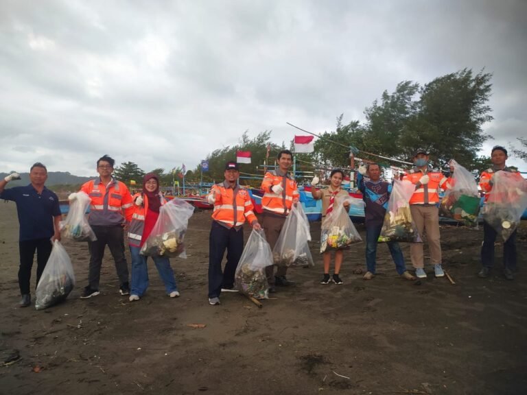 Bersihkan Pantai Teluk Penyu, Kumpulkan 850 kg Sampah