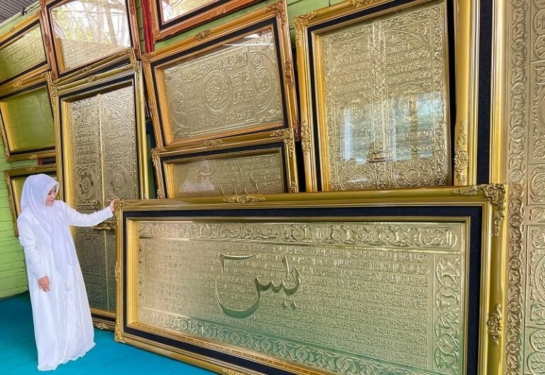 Kaligrafi Kuningan Syekh Puji Jaga Orisinalitas, Gencarkan Pemasaran Online