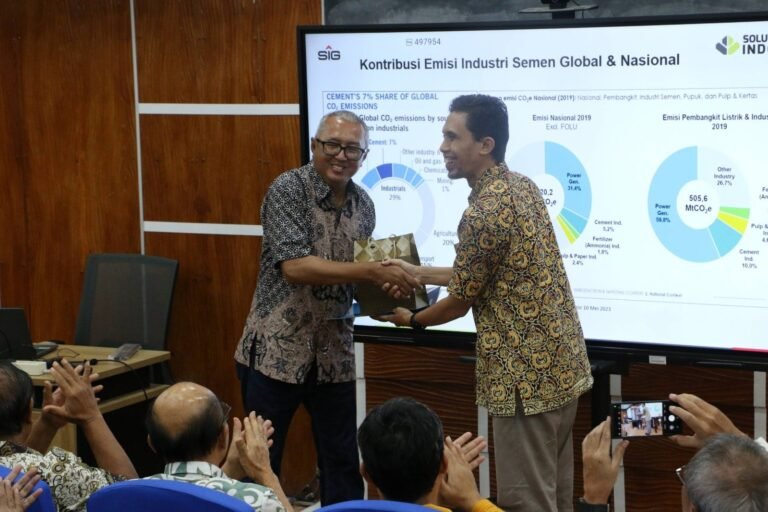Dirut Solusi Bangun Indonesia Berbagi Gambaran Industri Semen Masa Depan kepada Akademisi dan Alumni UGM