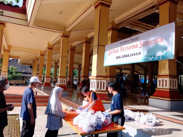 Sekolah Semesta Bagikan 3.000 Lebih Paket Daging Kurban