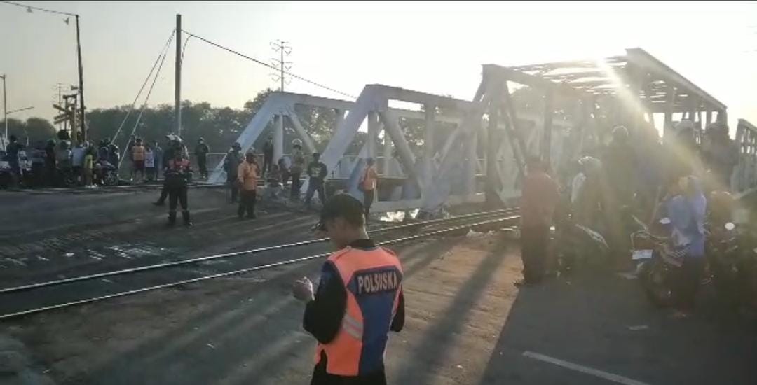 Proses Evakuasi Eks Lokomotif Brantas Selesai, Dua Jalur KA Di Semarang ...