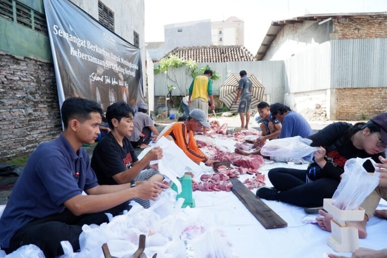 ASTON Inn Pandanaran Berbagi Qurban Kepada Warga Seputar Hotel