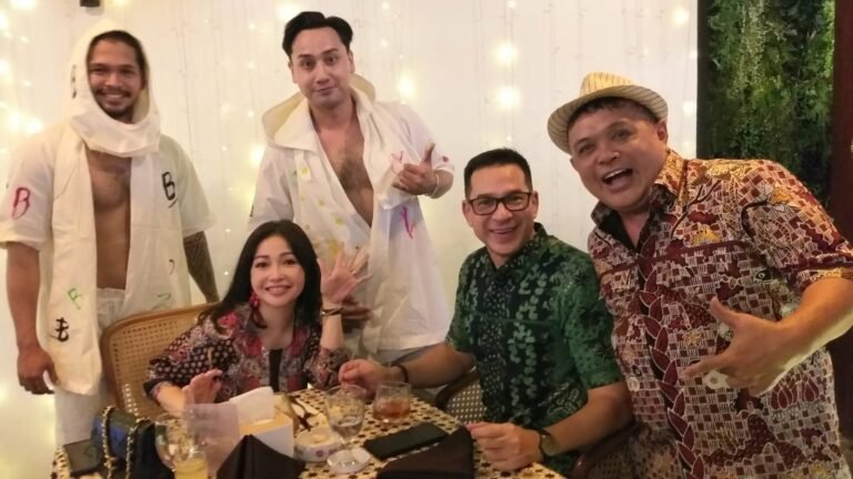 Pengunjung Borsumy Heritage Berekspresi Dress Painting Bayu Ramli