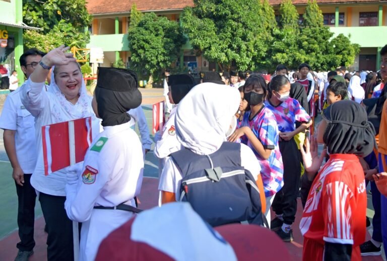 Mbak Ita Larang Sekolah Lakukan Pungutan dan Pembebanan Kewajiban Beli Seragam di Sekolah