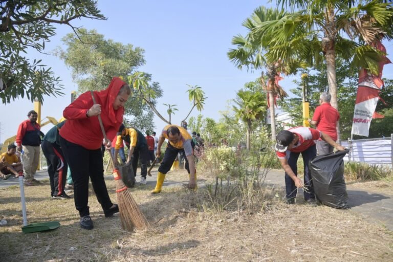 Antisipasi Banjir, Mbak Ita Bersama Warga Bersih-bersih Banjir Kanal Barat