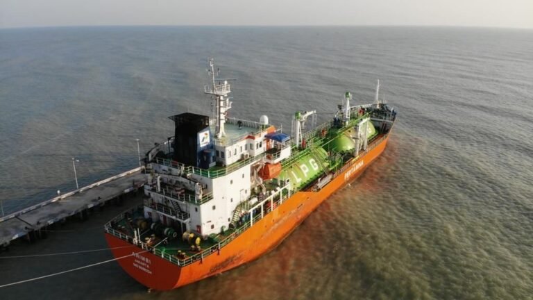 Perkuat Penyaluran LPG, Pertamina Patra Niaga JBT Terima Penyaluran LPG dari Kapal Gas Arimbi