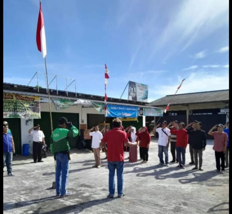 Para Pedagang di Ungaran Upacara HUT RI di Pujasera