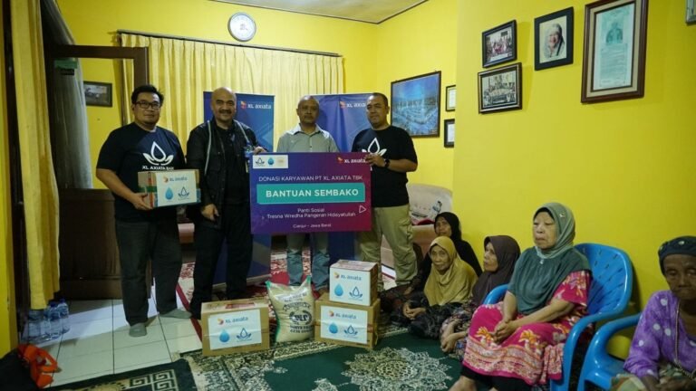 Karyawan XL Axiata Salurkan Bantuan ke Cianjur