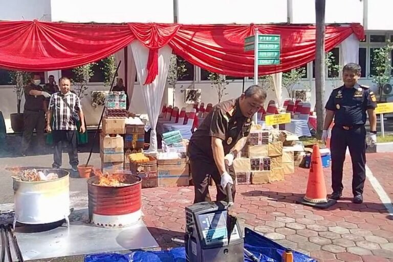 Kejari Kota Semarang Gelar Pemusnahan Barang Bukti Narkotika, Rokok Ilegal, Oli dan Uang Palsu