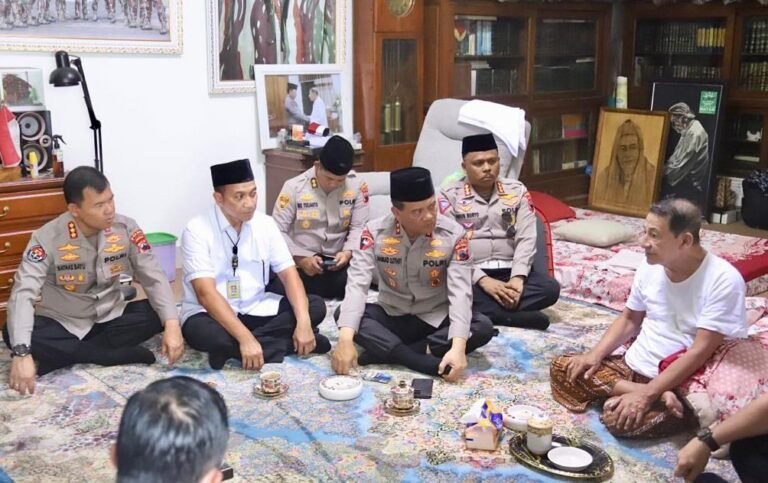 Jelang Muktamar Sufi, Kapolda Jateng Kunjungi Habib Luthfi bin Yahya