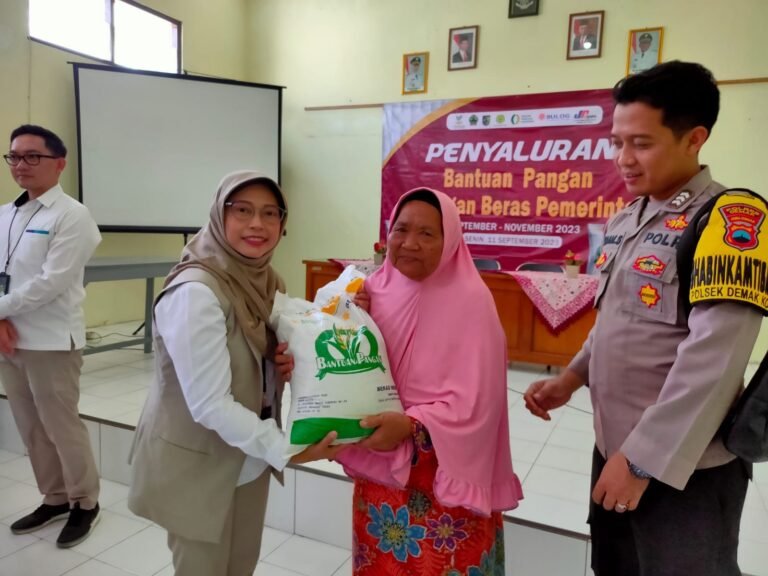 Wakil Pemimpin Bulog Kanwil Jateng Sri Muniati saat menyerahkan bantuan beras dari Bulog langsung ke masyarakat