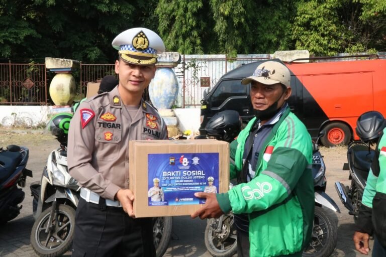 Petugas Beri Bantuan Dan Sosialisasi Kepada Ojek Online 