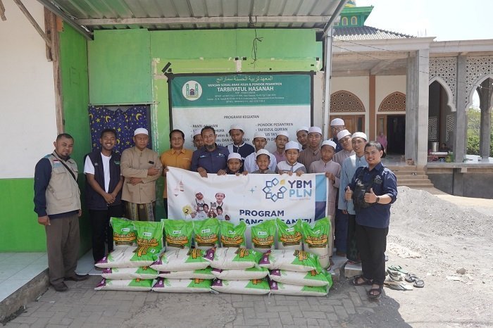 Bangun Generasi Islam Cerdas, Yayasan Baitul Maal PLN Bagikan 1,5 Ton Beras Untuk Santri Penghafal Quran