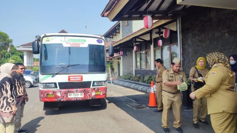 Serahkan 5 Bus Sekolah, Alokasi BBM 60 Juta