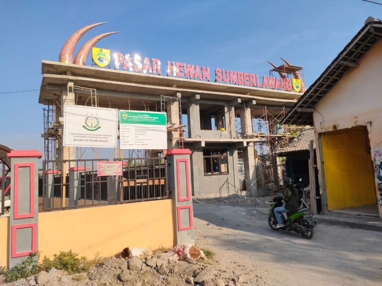 Proyek Pasar Hewan Sumberlawang Amburadul