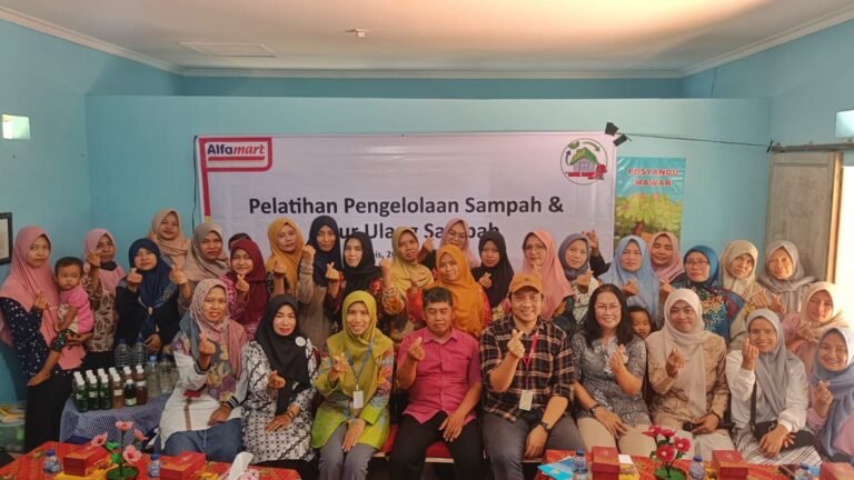 Alfamart Selenggarakan Pelatihan Daur Ulang Sampah