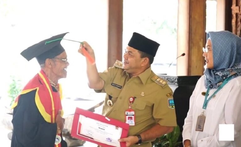 Bupati Semarang Wisuda 215 Siswa Sekolah Lansia
