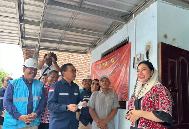 Warga Brebes dan Tegal Terima Bantuan Pasang Baru Listrik Gratis