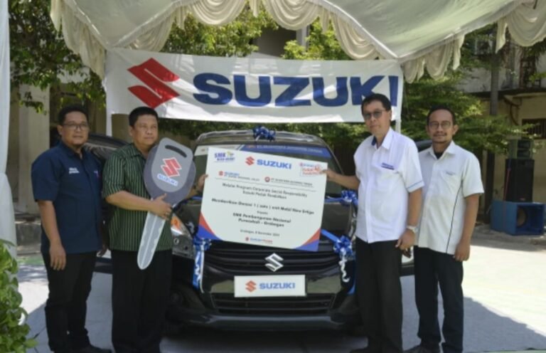 Suzuki Serahkan Bantuan Mobil ke SMK Pembangunan Nasional Grobogan