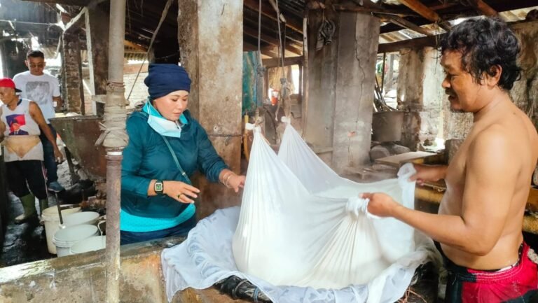 Kedelai Melambung, UMKM Tahu Menjerit