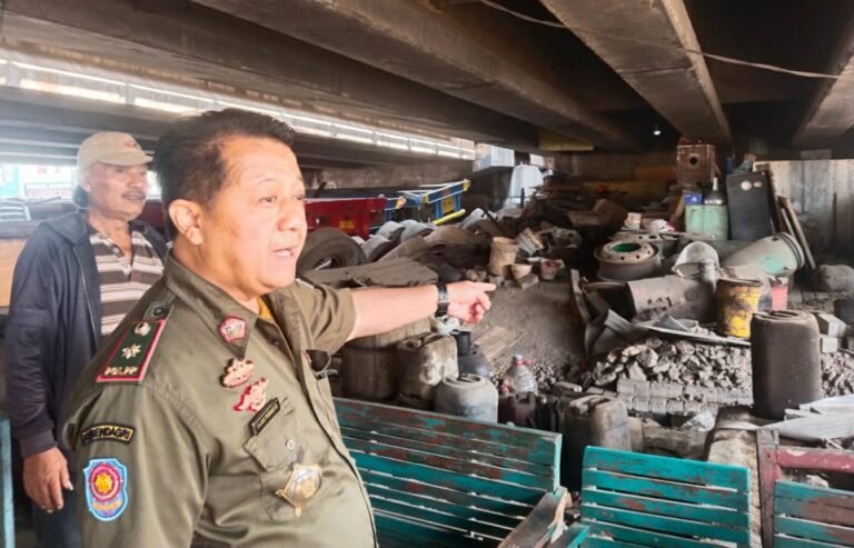 Satpol PP Kembali Perintahkan Pemilik Lapak Bongkar Bangunan Di Jalan Usman Janatin