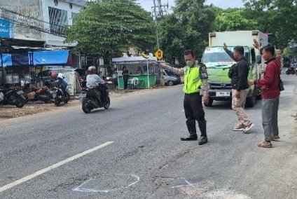 Seorang Pemotor Meninggal Dunia Terlindas Truck Sampah