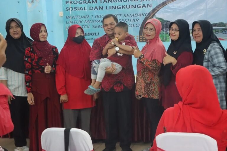 Ratusan Warga Sekitar Jalan Tol Terima Bantuan Paket Sembako