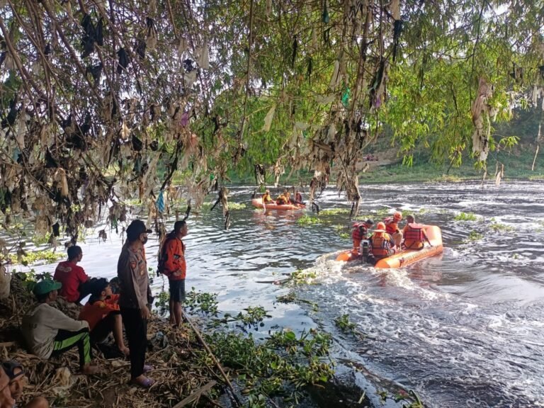 Seberangi Bengawan Solo Nenek  Hanyut