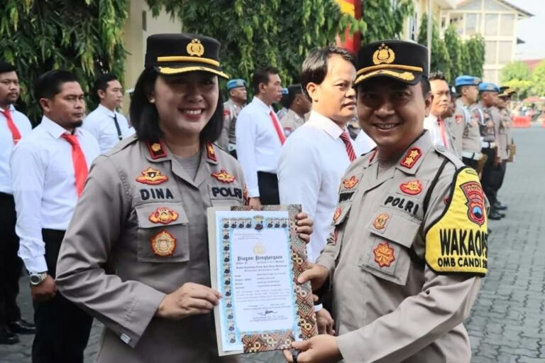 Kapolrestabes Berikan Penghargaan Kepada 51 Personil Berprestasi