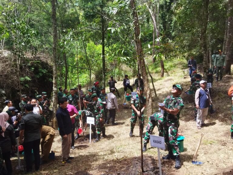 Pasca Kebakaran Lawu, Puluhan Ribu Pohon Ditanam dan Sampah Dibersihkan