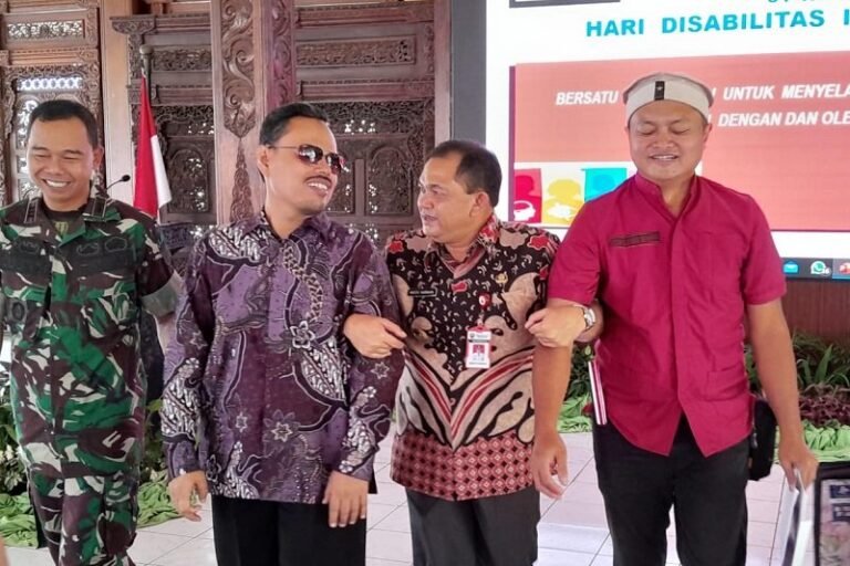 Bupati Semarang Beri Disabilitas BPJS Kesehatan Gratis dan Bantuan UMKM