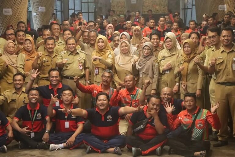163 Petugas Kebersihan DLH Kabupaten Semarang Terima Tunjangan Risiko Kerja
