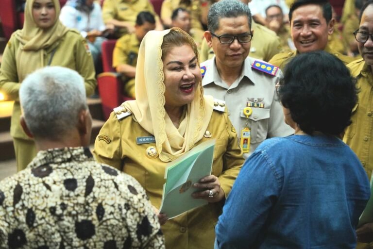 Wali Kota Semarang Serahkan Langsung Sertifikat Tanah Program PTSL