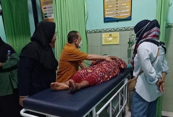 Warga yang keracunan saat berobat di Puskesmas Gemolong, Sragen. Foto: ARI SUSANTO / JATENG POS