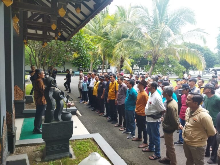 Diberangkatkan PJ Bupati, Kades Karanganyar Diangkut 4 Bus ke Jakarta