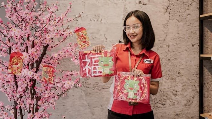 Sambut Imlek 2024, JNE Dukung Produk Lokal
