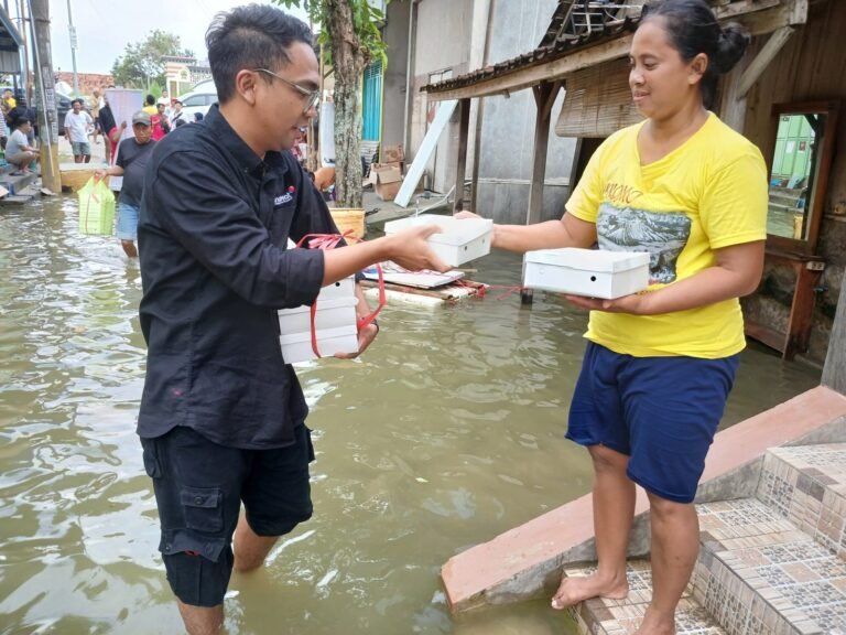 Indosat Bantu Masyarakat Terdampak Banjir Demak