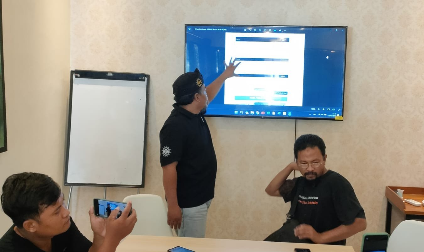 Pengurus AMM Sragen yang beberkan temuan Penggelembungan suara Pilpres. Foto: ARI SUSANTO / JATENG POS