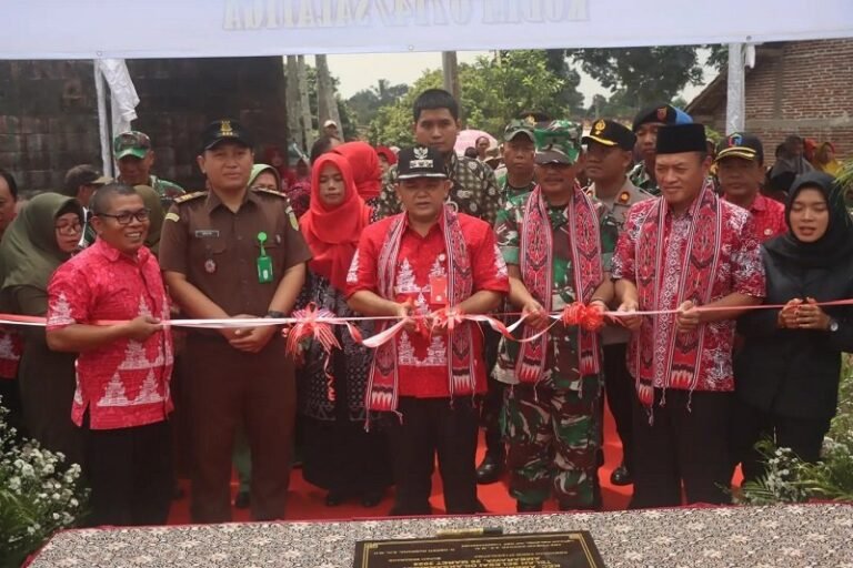Jalan Beton TMMD di Pasekan Permudah Penjualan Sayur