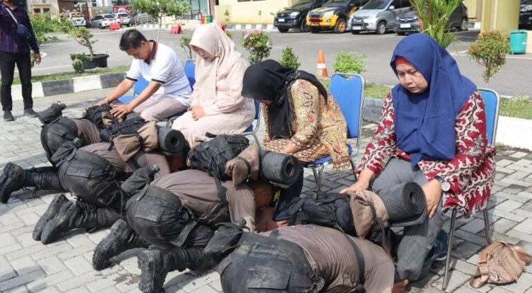 Penampakan 19 Polisi Sukoharjo Kompak Mencium Kaki Orang Tua 