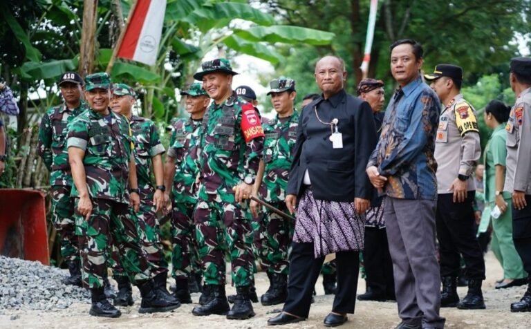 Pakai Baju Adat, Pj Bupati ini Hadiri Rapat Evaluasi TMMD Reguler Ke-119
