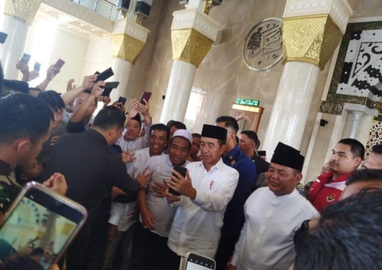 Presiden Jokowi Jum’atan di Karanganyar, Jamaah Berebut Salaman di Dalam Masjid 