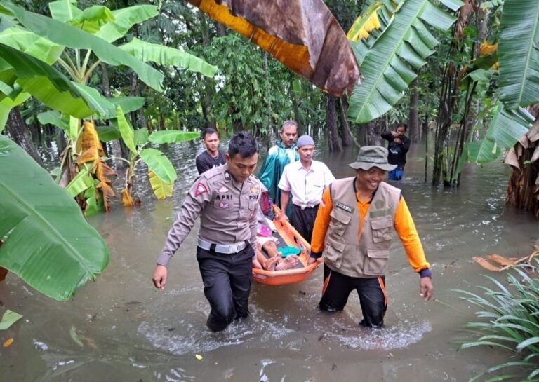 Warga Kudus Dievakuasi dengan Tandu