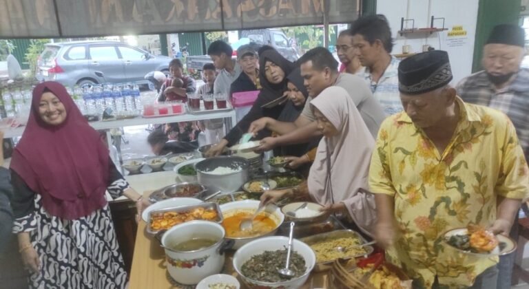 Warung Berbuka Gratis di Ungaran Ini Diserbu Warga