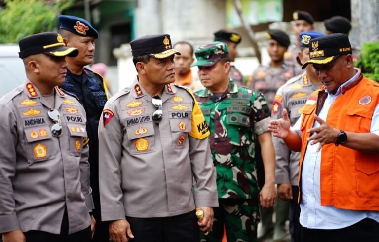 Henggar Dampingi Kapolda dan Pangdam Kunjungi Wilayah Banjir di Pati